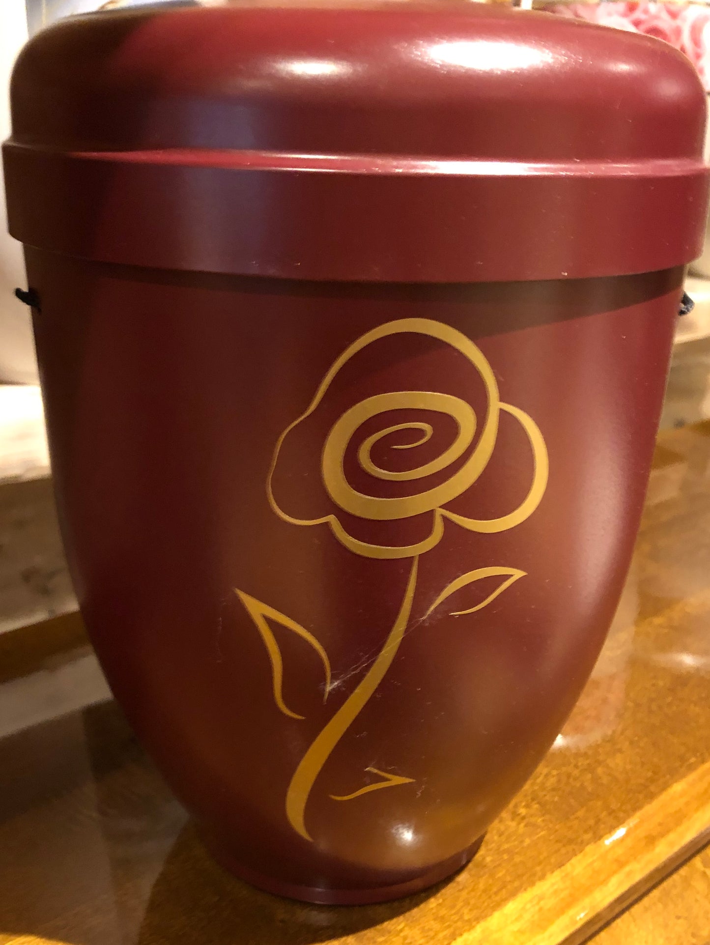 Günstige Urnen biologisch abbaubar in verschiedenen Farben rot mit Rose gold